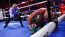 Wasit Russell Mora (kiri) menghitung saat Tyson Fury dijatuhkan oleh Deontay Wilder pada pertandingan tinju kelas berat WBC di T-Mobile Arena, Las Vegas, Nevada, Amerika Serikat, 9 Oktober 2021. Tyson Fury mengalahkan Deontay Wilder pada ronde ke-11. (AP Photo/Chase Stevens)