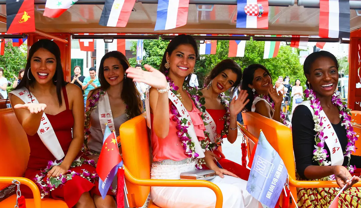 Sejumlah kontestan Miss World tersenyum saat mengikuti pawai di Sanya, Provinsi Hainan, China, (7/11). Malam final Miss World ke-67 ini akan berlangsung di Sanya pada 18 November mendatang. (AFP Photo/Str/China Out)