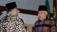 Ketua Umum PP Muhammadiyah terpilih, Din Syamsuddin dalam serah terima jabatan dari Pimpinan Pusat Muhammadiyah yang diwakili oleh Muchlas Abror (kiri) di , Yogyakarta, Rabu (7/7) malam. (Antara)