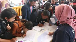 Para peserta melakukan registrasi acara Emtek Goes To Campus (EGTC) 2018 di Universitas Muhammadiyah Malang (UMM), Rabu (26/9). Acara yang memadukan kegiatan edukasi dan entertainment ini digelar pada 26-27 September 2018. (Liputan6.com/Johan Tallo)