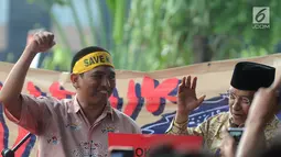Ketum PBNU KH Said Aqil Siradj dan Ketua Wadah Pegawai KPK Yudi Purnomo Harahap saat pidato aksi dukung capim KPK bersih di Gedung KPK, Jumat (30/08/2019). Said Aqil Siradj mengharapkan agar Jokowi menghadiahi KPK dengan pimpinan yang tidak mempunyai latar belakang buruk. (merdeka.com/Dwi Narwoko)