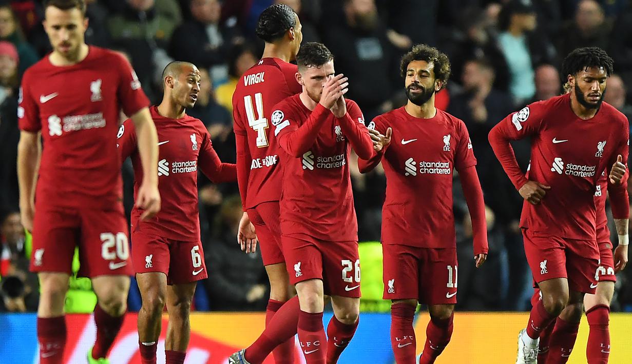 Pertemuan dua klub besar Eropa, Liverpool dan Real Madrid akan tersaji pada leg pertama babak 16 Besar Liga Champions 2022/2023, Rabu (22/2/2023) dini hari WIB. Liverpool yang lebih dahulu akan bertindak sebagai tuan rumah di Anfield berpotensi membuat beberapa rekor di pentas sepak bola Eropa atas nama para pemainnya dalam laga nanti. Rekor apa saja? Simak uraiannya berikut ini. (AFP/Andy Buchanan)