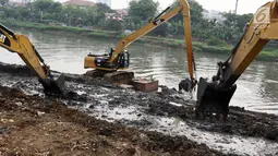 Petugas menggunakan alat berat mengeruk lumpur yang mengendap di Kanal Banjir Barat, Jakarta, Jumat (3/11). Pengerukan dilakukan sebagai langkah antisipasi banjir seiring memasuki musim hujan. (Liputan6.com/Immanuel Antonius)