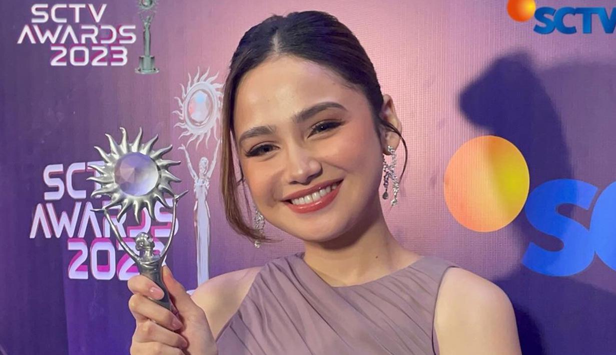 SCTV Awards 2023 merupakan kali kedua Syifa Hadju masuk nominasi. Tahun 2016, Syifa pernah masuk nominasi SCTV Awards 2023 kategori Pendatang Baru Paling Ngetop lewat sinetron Mermaid in Love, namun gagal jadi pemenang. Tujuh tahun berlalu, tepatnya pada tahun 2023, kekasih Rizky Nazar ini kembali masuk nominasi dan berhasil raih gelar Aktris Pendamping Paling Ngetop lewat sinetron Bidadari Surgamu. (Liputan6.com/IG/@sctv)