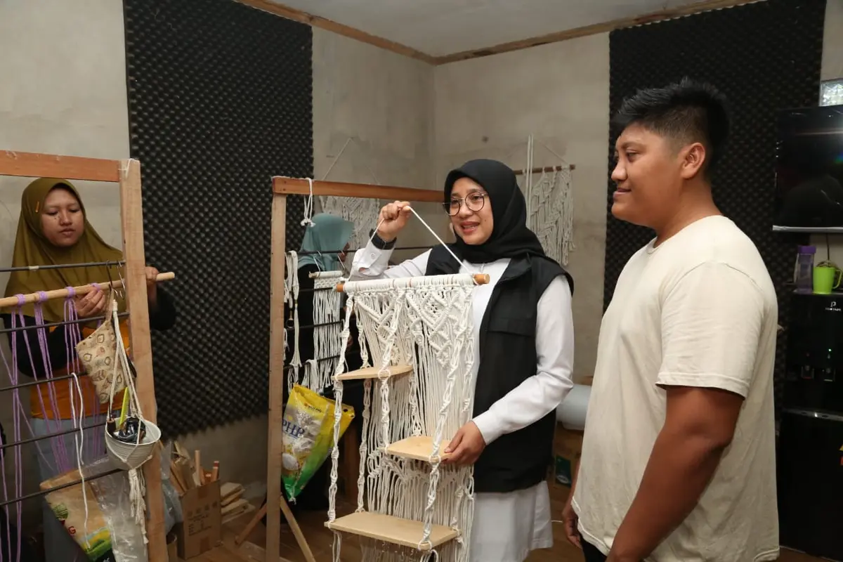 Bupati Banyuwangi Ipuk Fiestiandani (baju hitam) rumah krajinan tangan mukarambe (istimewa)
