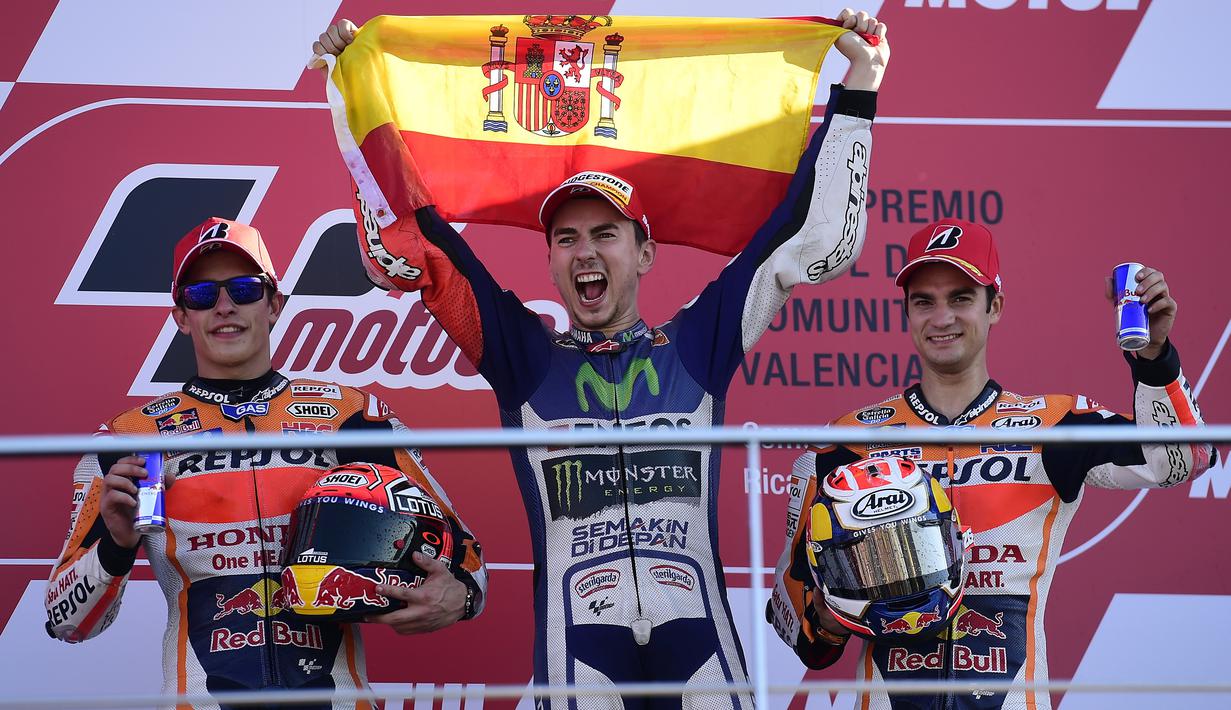 Jorge Lorenzo di podium MotoGP Valencia bersama peringkat kedua, Marc Marquez (kiri), dan Dani Pedrosa di Sirkuit Ricardo Tormo, Valencia, Spanyol, Minggu (8/11/2015). (AFP Photo/Javier Soriano)