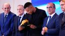 Penghargaan ini menegaskan status Kylian Mbappe sebagai salah satu striker paling tajam di Eropa dan menjadi inspirasi bagi Real Madrid untuk meraih kesuksesan di musim 2025/2026. (AP Photo/Manu Fernandez)