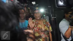 Toro Margens menyapa awak media usai diperiksa Resmob Polda Metro Jaya, Jakarta (4/10). Toro memenuhi panggilan untuk diperiksa dalam kasus kepemilikan senjata api ilegal Gatot Brajamusti. (Liputan6.com/Gempur M Surya)