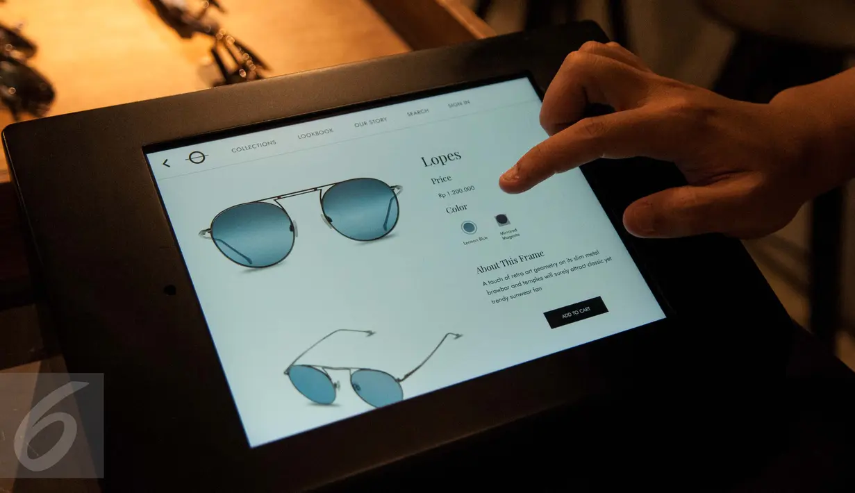 Pengunjug memilih kacamata Bridges secara online di Senayan City, Jakarta, Rabu (17/5). Bridges Eyewear merupakan brand kacamata dalam negeri menghadirkan ragam koleksi kacamata optik maupun sunglasses yang up-to-date. (Liputan6.com/Gempur M Surya)