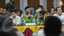 Peserta rapat dari perwakilan Partai Politik terlihat serius menyimak penjelasan dari Ketua KPU Husni Kamil Manik (Liputan6.com/Danu Baharuddin)
