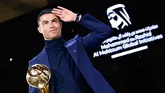 Cristiano Ronaldo memegang penghargaan karier pada upacara Globe Soccer Awards 2023 di Dubai, Uni Emirat Arab, Jumat (19/1/2024). Ronaldo memenangkan tiga penghargaan pada Globe Soccer Awards 2023. (Fabio Ferrari/LaPresse via AP)