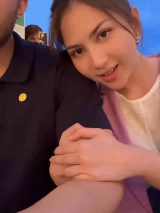 Nampak jessica pun mengikat rambutnya ke belakang dengan riasan wajah natural tanpa makeup berlebihan namun tetap memesona.  (@jscmila)