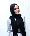 Ridho suami bagi seorang istri adalah ridho Ilahi. Begitulah yang diyakini oleh Dewi Sandra, karenanya ketika mendapatkan tawaran pekerjaan apapun, ia selalu mengharuskan ada ijin dari suaminya. (Andy Masela/Bintang.com)