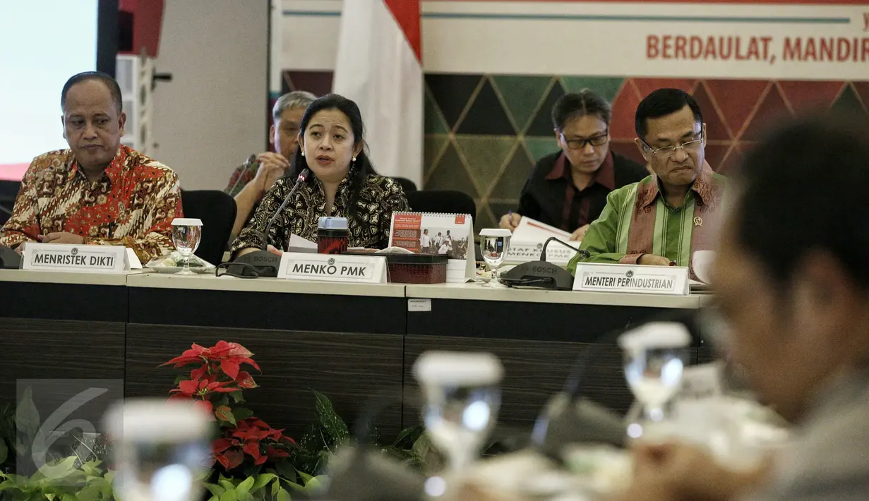 Menko PMK Puan Maharani (tengah) saat memimpin rapat koordinasi di Jakarta, Kamis (11/2/2016). Rakor tersebut membahas Science Techno Park (STP) atau Taman Sains. (Liputan6.com/Faizal Fanani)