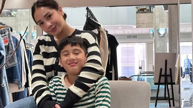 Potret Nagita Slavina dan Rafathar ke Mall Pakai Outfit Serasi. (instagram/raffinagita1717)
