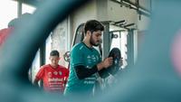 Penjaga gawang Bali United Adilson Maringa saat sesi menjajal fasilitas gym di Training Center Bali United. (Bola.com/Alit Binawan)