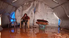 Seorang anak duduk dalam tendanya yang kebanjiran di Kamp Cordoba, Batabu, Idlib, Suriah, Rabu (16/1). Hujan badai membuat kamp pengungsian mereka kebanjiran. (Aaref Watad/AFP)
