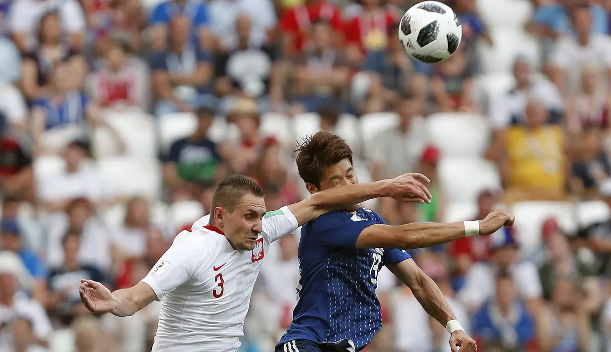 Duel pemain Polandia, Artur Jedrzejczyk (kiri) dan pemain Jepang, Hiroki Sakai pada laga terakhir grup H di Volgograd Arena, Volgograd, Rusia (28/6/2018). Jepang kalah 0-1 dari Polandia. (AP/Darko Vojinovic)