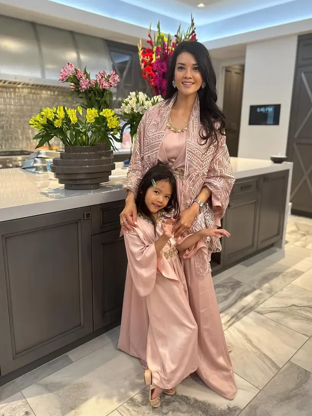 7 Momen Farah Quinn Buka Bersama Keluarga di Amerika, Menunya dari Palembang