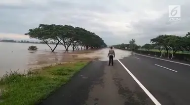 Tol Pejagan, Brebes direndam banjir setinggi 25 sentimeter.