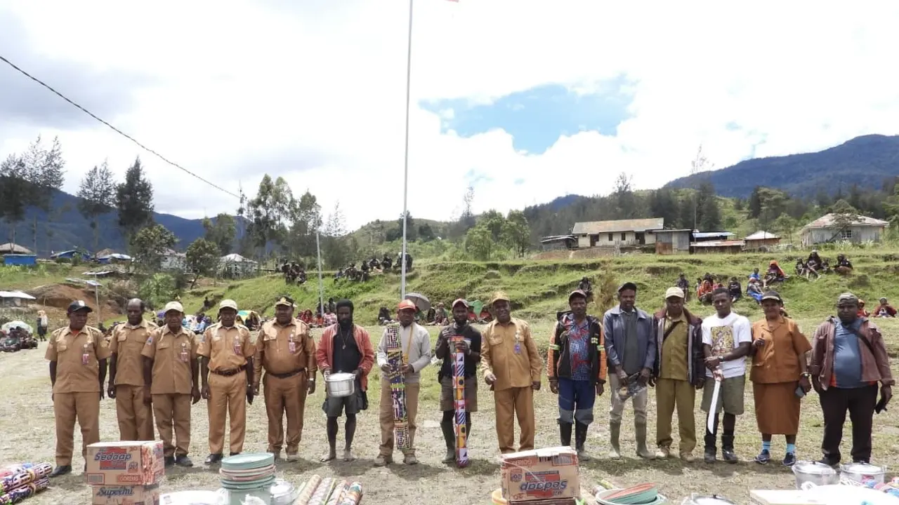 Ketua Lembaga Masyarakat Adat Papua (LMAP) Lenis Kogoya sebagai utusan pemerintah pusat, memastikan bantuan untuk Bumi Cendrawasih tidak hanya diberikan di Kabupaten Puncak.