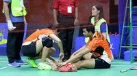 Alfian Eko Prasetya mengalami cedera engkel saat menghadapi ganda campuran Tiongkok, Zhang Nan/Li Yinhui, pada semifinal Thailand Masters di Nimibutur Stadium, Bangkok, Sabtu (11/2/2017). Alfian Eko Prasetya / Annisa Saufika pun gagal ke final. (PBSI)