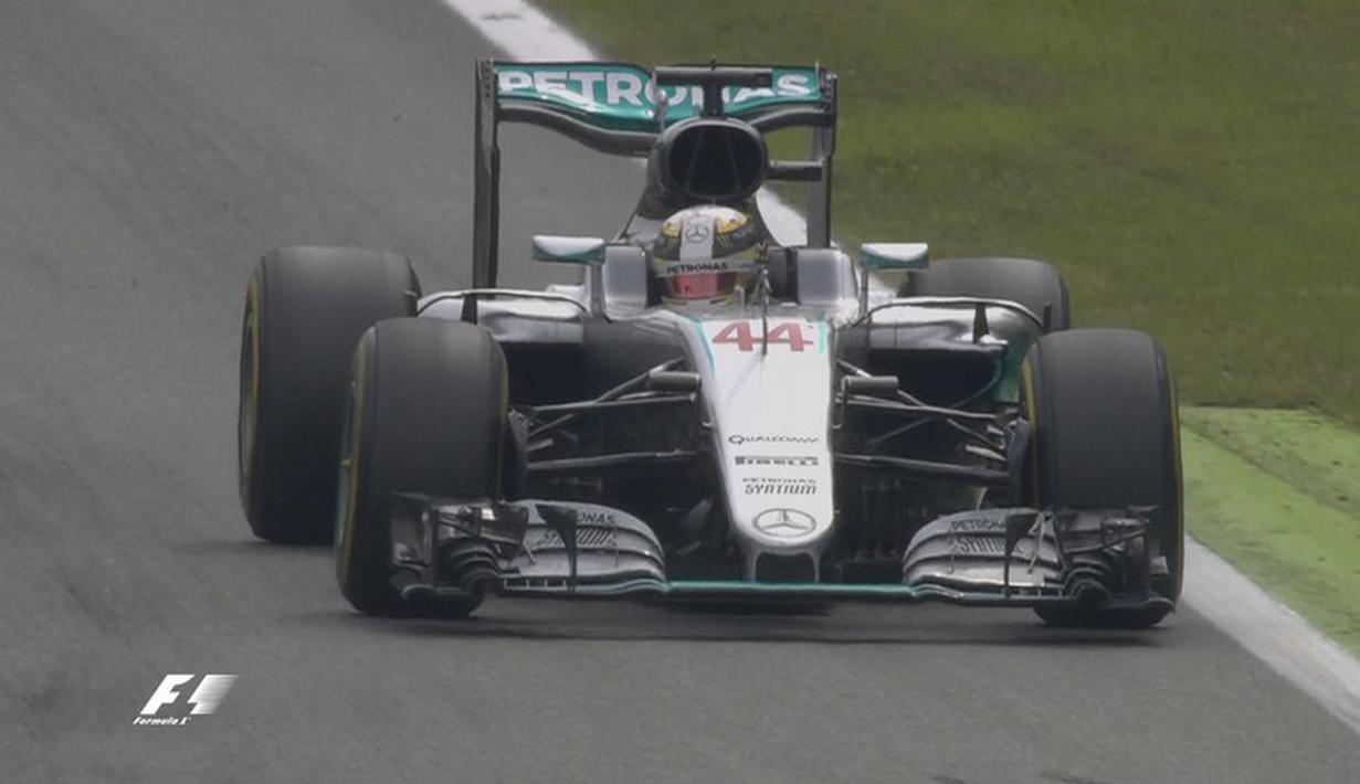 Pebalap Mercedes, Nico Rosberg, memimpin sejak start dalam balapan F1 GP Italia di Sirkuit Monza, Italia, Minggu (4/9/2016). (Bola.com/Twitter/F1)