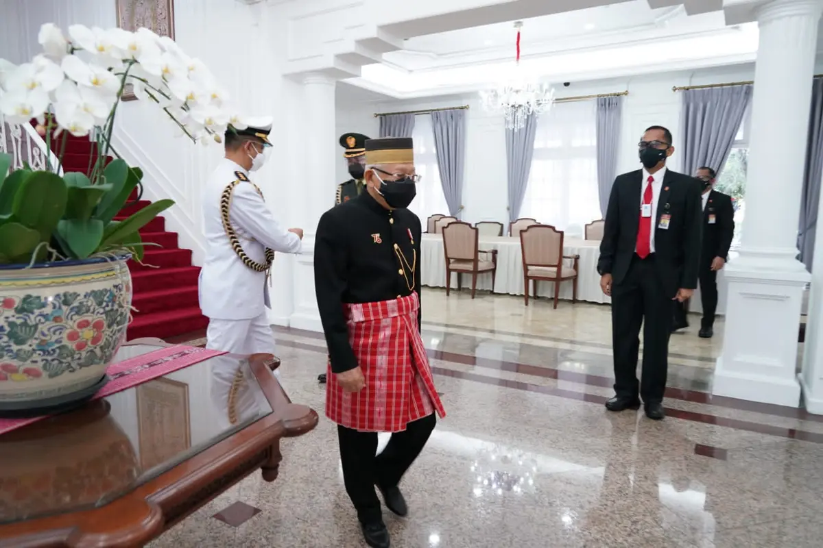 Wapres Ma'ruf Amin memakai baju adat Suku Mandar asal Sulawesi Barat saat menghadiri Sidang Tahunan MPR 2021