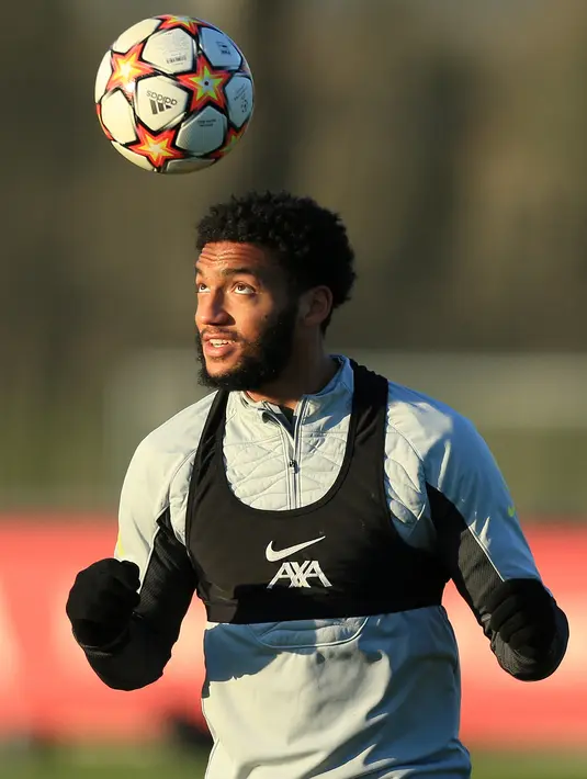 Latihan Liverpool menghadiri sesi latihan di tempat latihan mereka di Liverpool, Senin (7/3/2022). Liverpool akan menyambut Inter Milan pada babak 16 besar Liga Champions di Anfield pada Rabu, 9 Februari 2022 dini hari WIB. (Lindsey Parnaby / AFP)