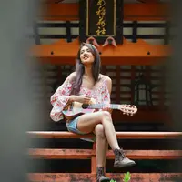 Cold-shoulder motif floral. (Instagram/aurelieowreally)