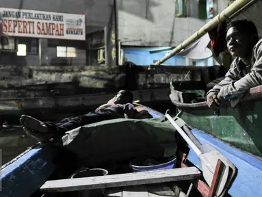 Warga Pasar Ikan memilih untuk tinggal di perahu mereka, Jakarta, Jumat (29/4/2016). Alasan warga tetap tinggal di perahu dibanding rusun karena lokasi rusun jauh dari lokasi untuk melaut. (Liputan6.com/Yoppy Renato)