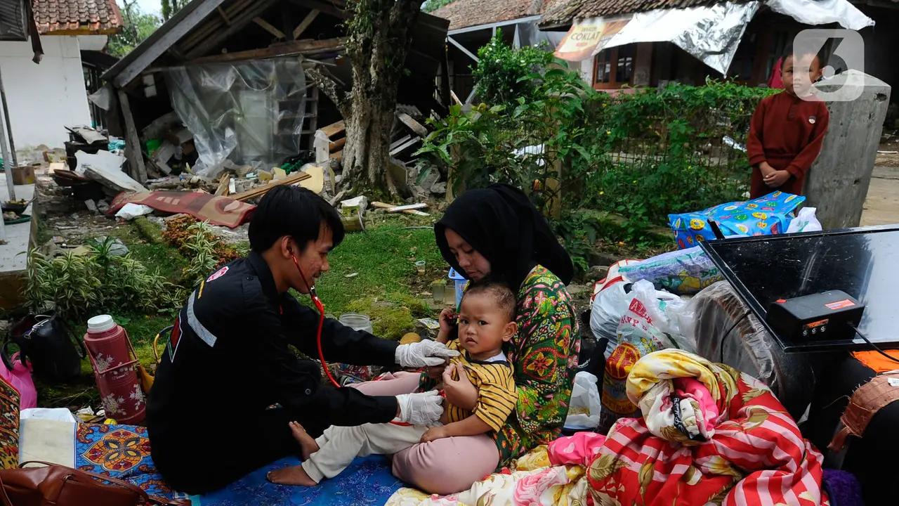 pemeriksaan medis pengungsi korban gempa