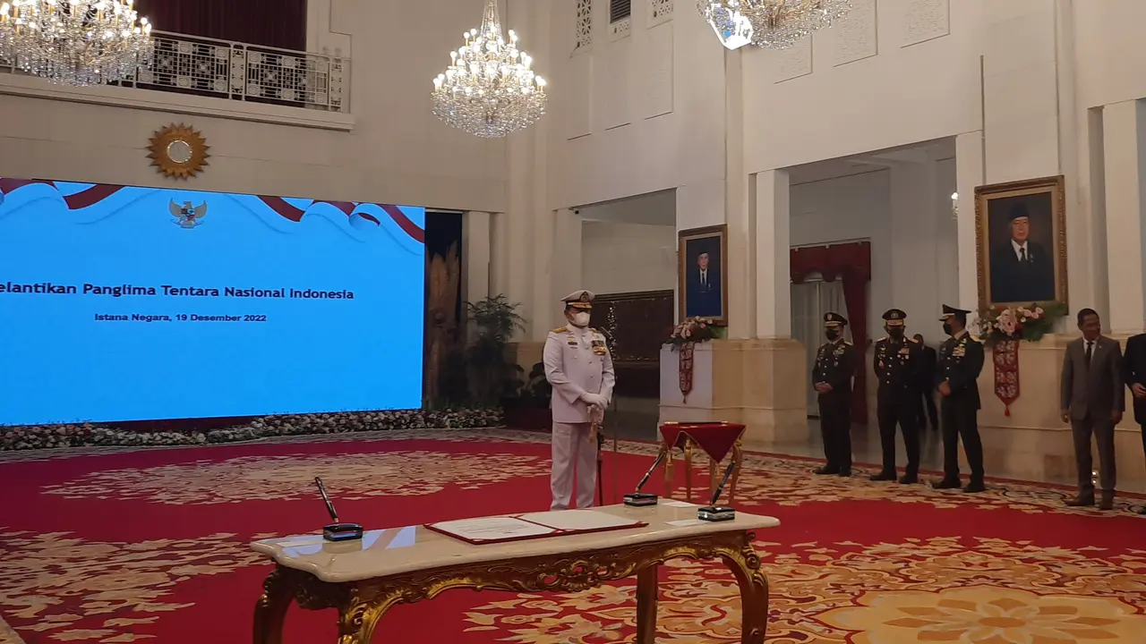 Presiden Joko Widodo atau Jokowi melantik Laksamana Yudo Margono menjadi Panglima TNI di Istana Negara Jakarta, Senin (19/12/2022).