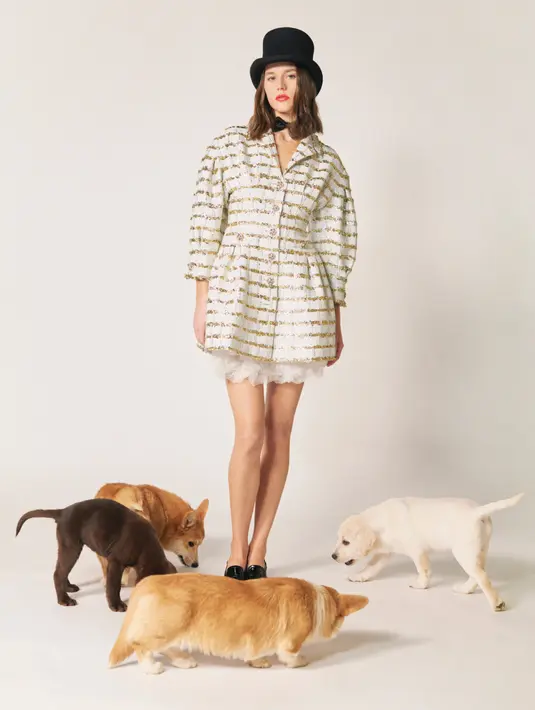 <p>Begitu juga dengan koleksi jaket dan mantel pendek rancangan Virginie Viard. Dengan konsep ala mayoret yang unik. [@chanel]</p>