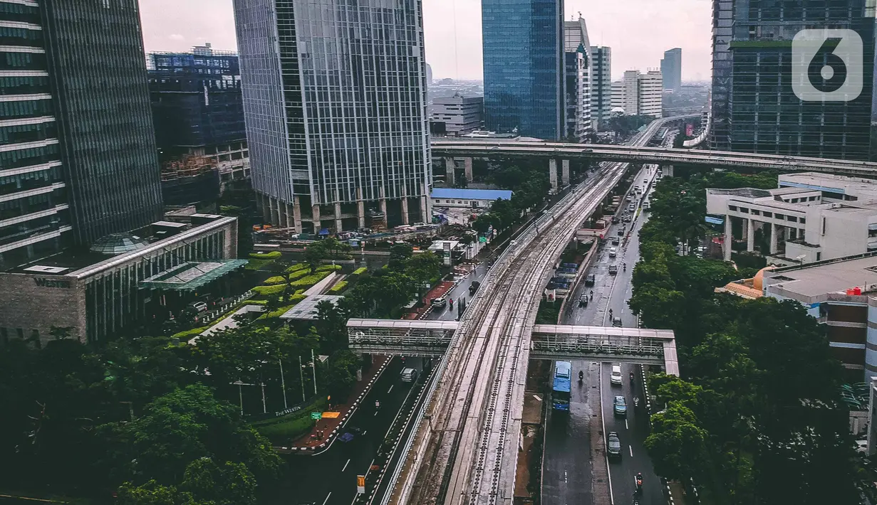Pembangunan jalur kereta lintas rel terpadu (LRT) Jabodebek terlihat dari ketinggian di Jakarta, Selasa (7/1/2020). Jalur LRT yang ditargetkan selesai pada 2021 itu perkembangan pembangunannya saat ini mencapai sekitar 67,73 persen (data pertengahan Desember 2019). (Liputan6.com/Faizal Fanani)