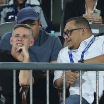 Pelatih Timnas Indonesia, John Herdman, memantau langsung kualitas pemain lokal maupun diaspora yang berlaga di BRI Super League 2025/2026. Tampak dalam foto, pelatih Timnas Indonesia, John Herdman (kiri, baris depan) saat menyaksikan laga Dewa United kontra Borneo FC Samarinda pada pertandingan pekan ke-22 BRI Super League 2025/2026 di Indomilk Arena, Tangerang, Banten, Minggu (22/2/2026) malam WIB. (Bola.com/M Iqbal Ichsan)