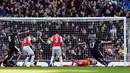 Pemain Watford, Odion Ighalo, saat mencetak gol ke gawang Arsenal pada putaran keenam Piala FA di Stadion Emirates, London, Minggu (13/3/2016). (Reuters/Hannah McKay)
