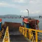 Dermaga Ponton Pelabuhan Ketapang Banyuwangi rusak akibat diterjang ombak besar. (Liputan6.com/Dian Kurniawan)