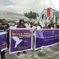Aksi unjuk rasa AJI Manado di depan Markas Polda Sulut, Rabu (3/5/2023), untuk menuntut pengungkapan kasus tabrak lari yang menyebabkan jurnalis Riyo Noor meninggal dunia.