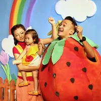 Sarwedah kembali membuat video klip untuk lagu barunya. Istri Ruben Onsu itu selain melibatkan keluarga juga banyak selebriti yang merupakan teman dekatnya ikut terlibat. (Adrian Putra/Bintang.com)