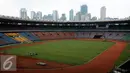 Deretan gedung perkantoran menghiasi salah satu sudut Stadion Gelora Bung Karno, Jakarta, (18/5/2016). Rencananya, Stadion GBK akan mulai direnovasi pada Juni mendatang terkait persiapan pelaksanaan Asian Games 2018. (Liputan6.com/Helmi Fithriansyah)
