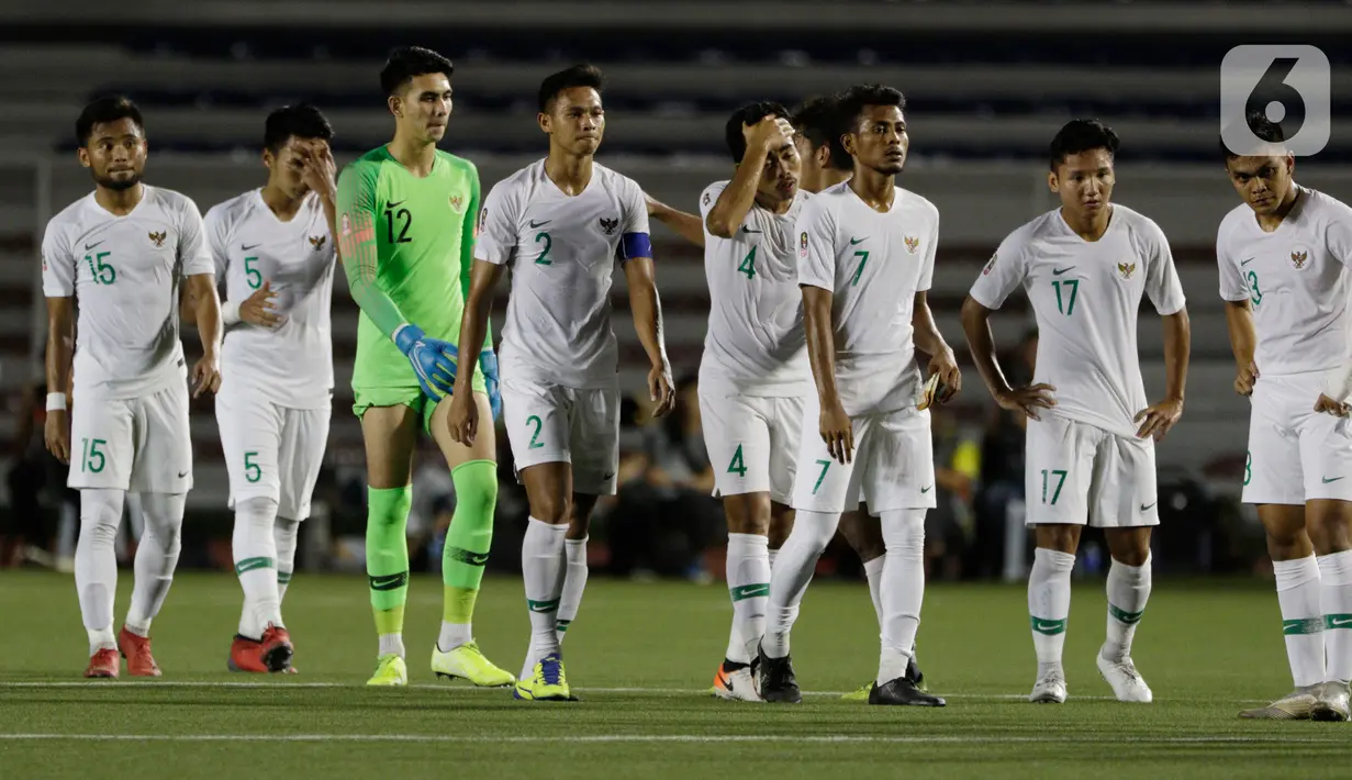 Para pemain Timnas Indonesia U-22 tampak kecewa usai dikalahkan Vietnam U-22 pada laga SEA Games 2019 di Stadion Rizal Memorial, Manila, Filipina, Minggu (1/12/2019). Indonesia kalah 1-2 dari Vietnam. (Bola.com/M Iqbal Ichsan)