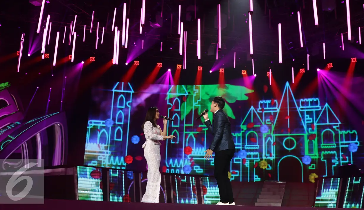 Duet Rizky Febian bersama Isyana Sarasvati hibur penonton dalam Konser Raya 22 Tahun Indosiar di Jakarta, Rabu (11/1). Dalam konser tersebut Indosiar juga menggunakan panggung dengan teknologi cangih. (Liputan6.com/Herman Zakharia)