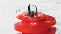 Tomat dapat membantu menghilangkan jerawat punggung. (foto: boldsky.com)