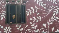 Rumah di Tangerang dihiasi dengan mural bercorak batik. (Liputan6.com/Pramita Tristiawati)