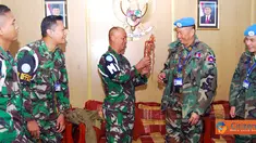 Citizen6, Lebanon: Acara diakhiri dengan pemberian cindera mata dari Dansatgas Konga XXV-D/Unifil Letkol Cpm Ida Bagus kepada Komandan Kontingen Cambodia Kolonel Kunthea Pen, dilanjutkan foto bersama. (Pengirim: Badarudin Bakri)