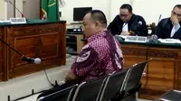 Rico Dian Sari, terdakwa perantara suap terhadap gubernur Bengkulu yang terjaring OTT KPK mendengarkan amar putusan majelis hakim PN Tipikor Bengkulu (Liputan6.com/Yuliardi Hardjo)