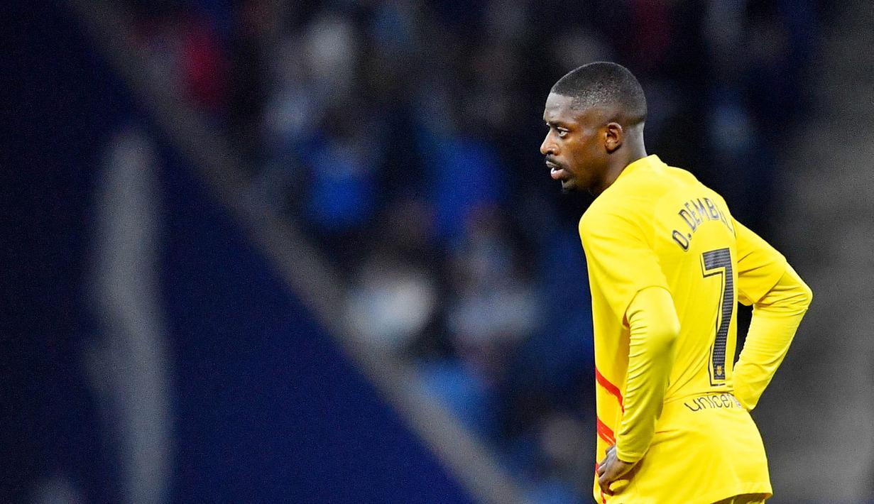 Penampilan apik Ousmane Dembele membuat Blaugrana ingin menambah masa bakti sang pemain di Camp Nou. Namun, Dembele menolak perpanjangan kontrak tersebut sehingga ia mendapat cemoohan dan siulan fans Barcelona dalam beberapa pertandingan. (AFP/Pau Barrena)