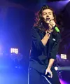 Salah satu anggota grup vokal One Directon, Harry Styles, membuat para netizen terharu oleh aksi dermawannya. (AFP/Bintang.com)
