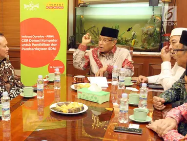 President Director & CEO Indosat Ooredoo Chris Kanter berbincang dengan Ketum PBNU KH Said Aqil Siroj di Jakarta, Jumat (28/12). Indosat Ooredoo memiliki dua pilar program CSR itu yaitu Pendidikan & Pengembangan Komunitas. (Liputan6.com/HO/Eko)